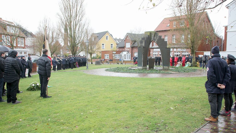 Die Gedenkfeier samt Kranzniederlegungen fand am Kriegerdenkmal statt. Foto: Ferber