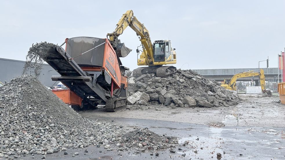 Abgerissen und geschreddert: die Reste der Autowaschanlage parallel der Auricher Straße. Foto: Schuurman