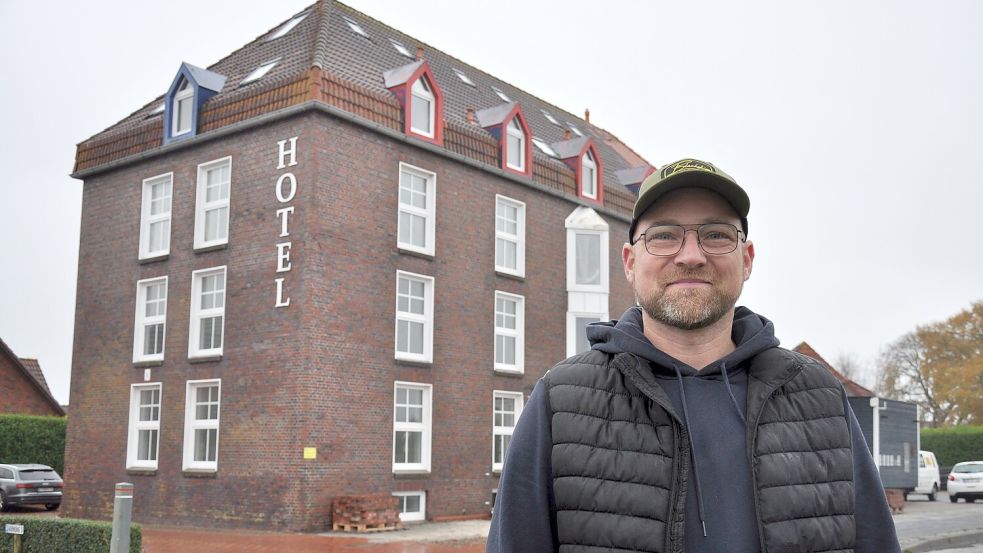 Der ehemalige Kornspeicher in Carolinensiel: Noch steht zwar Hotel dran, wird aber gerade zum Hostel umgebaut. Andreas Smidt freut sich auf die erste Ganzjahres-Unterkunft „Stil:frei“, die die Macher der „Humble Homes“ anbieten. Foto: Ullrich