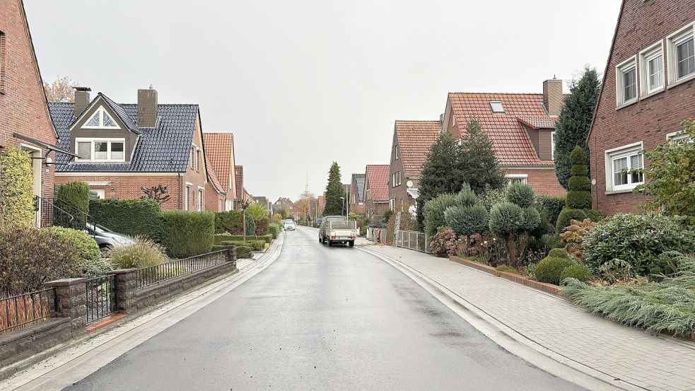 Der sanierte Bereich der Jahnstraße hat einen breiteren Gehweg und eine Asphalt-Fahrbahn. Fotos: Hanssen