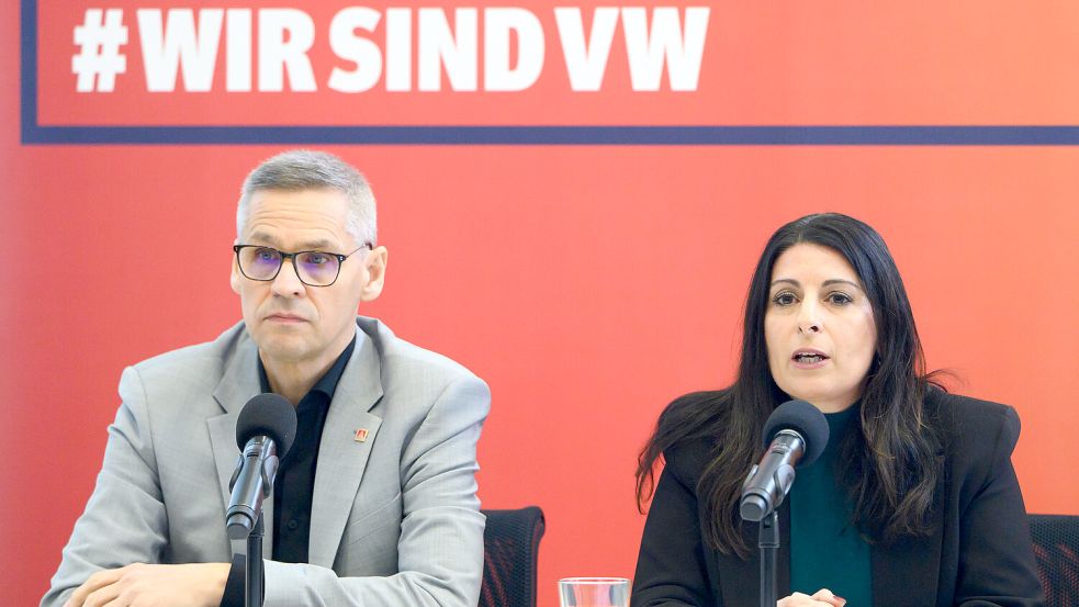 Eigenes Zukunftskonzept mit der Option auf Streiks: die VW-Gesamtbetriebsratsvorsitzende Daniela Cavallo und IG-Metall-Verhandlungsführer Thorsten Gröger am Mittwochmorgen bei der Pressekonferenz in Wolfsburg. Foto: Alicia Windzio/DPA