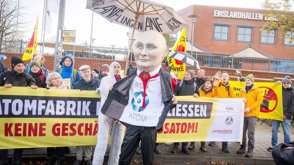 Vor den Emslandhallen haben Atomkraftgegner gegen das ANF-Vorhaben protestiert, in Lingen Brennelemente für Reaktoren russischer Bauart zu fertigen. Foto: IMAGO/epd/Detlef Heese