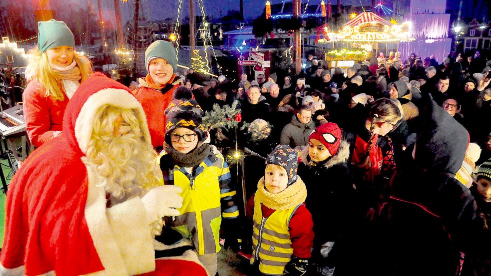 Beim Wiehnachtsmarkt achter d‘ Waag verteilt der Weihnachtsmann auch wieder Geschenke an Kinder. Foto: Wolters/Archiv