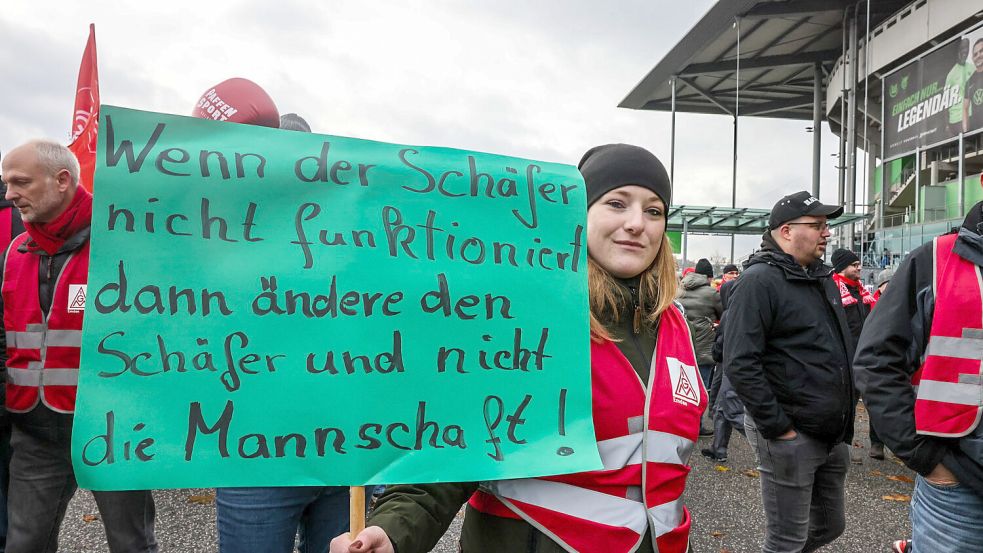 Anneke Damm aus Emden zielt bei der Demo in Wolfsburg auf VW-Markenchef Thomas Schäfer ab. Foto: Hock