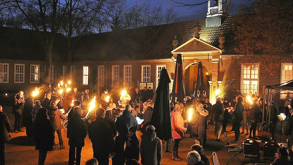 Im Dezember wird an der Evenburg gesungen. Foto: Wolters/Archiv