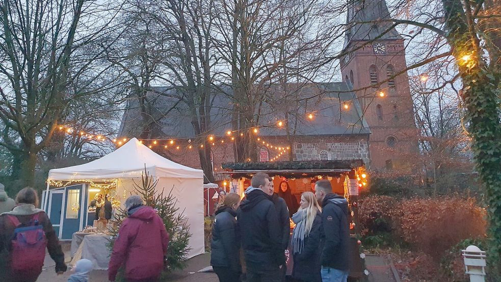 Vor der Kirche in Remels wird es wieder einen Weihnachtsmarkt geben. Foto: Gemeinde Uplengen