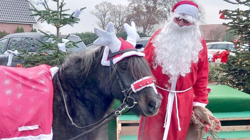 Zum Weihnachtsmarkt der Dorfgemeinschaft Wiesederfehn kommt der Weihnachtsmann mit seinem Weihnachtspony. Foto: Dorfgemeinschaft Wiesederfehn