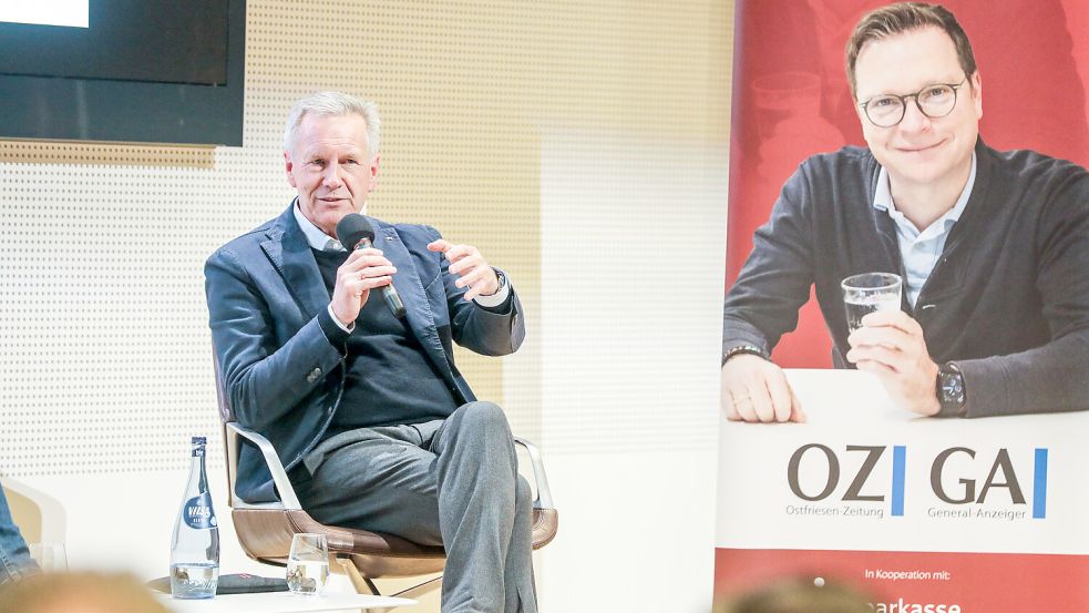 Christian Wullf, ehemaliger Bundespräsident und früherer Ministerpräsident von Niedersachsen, unterhielt sich mit OZ/GA-Chefredakteur Lars Reckermann in Leer. Foto: Hock