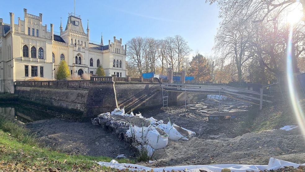 Mit Sand gefüllte Bigpacks wurden in den Graben gelegt, um den Bereich unterhalb der Brücke zur Evenburg trockenzulegen. Foto: Bothe