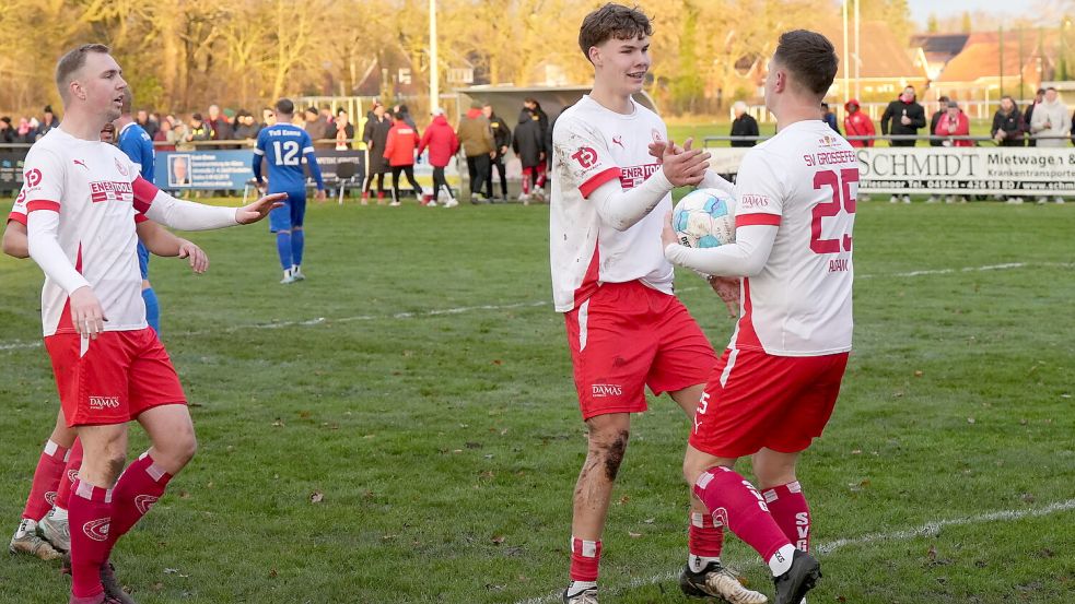 Großefehns Klaas Bikker (Zweiter von rechts) gratulierte Sven Adam nach seinem souverän verwandelten Elfmeter, der zum 1:1 führte. Foto: Steenhoff