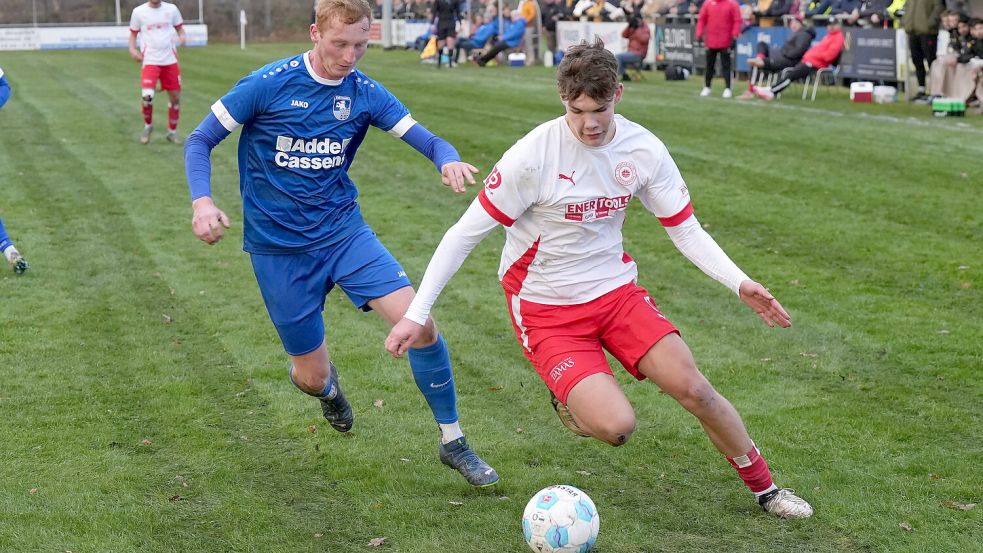 Die Reifenspuren auf dem Feld sind auf diesem Bild gut zu erkennen. Davon ließ sich Klaas Bikker (am Ball) nicht beirren. Der 18-Jährige (rechts) stellte die Gäste-Abwehr (links Norbert Köneke) vor große Probleme. .Fotos: Steenhoff