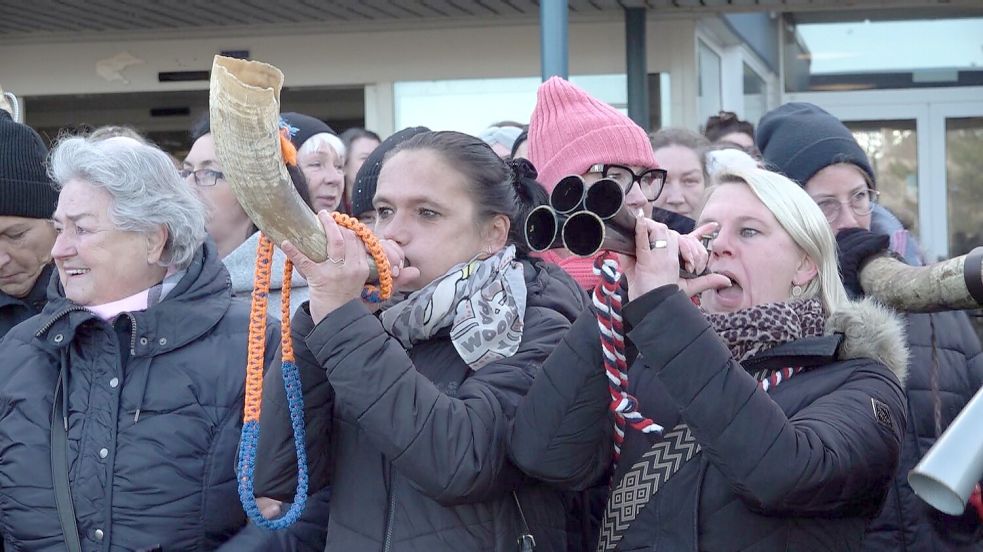 Frauen bliesen in Kuhhörner, um ihre Unterstützung für „Klaasohm“ zu zeigen. Foto: Nonstopnews