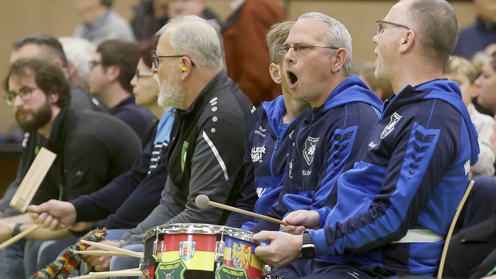 Mit Rasseln, Trommeln und Stimmen sorgten die Zuschauer für Hexenkessel-Atmosphäre in Aurich. Fotos: Doden