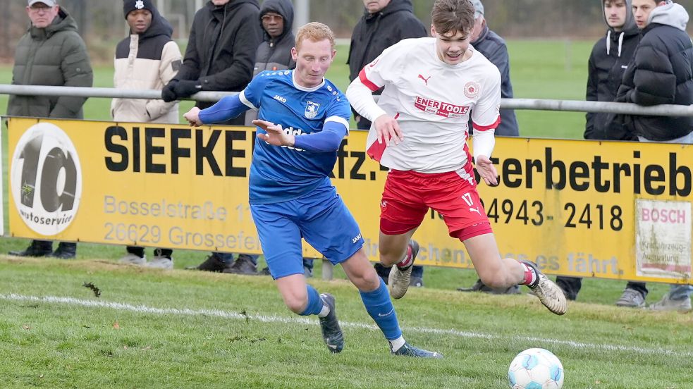 Im Spiel gegen den TuS Esens (links Norbert Köneke) war Klaas Bikker manchmal nur durch Fouls zu stoppen.