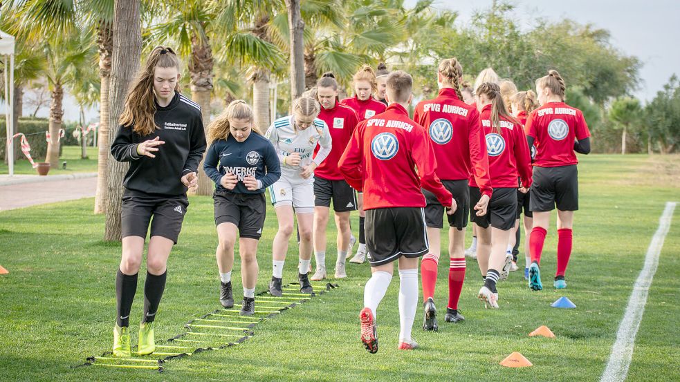 Training unter Palmen: Die SpVg Aurich absolviert schon seit einigen Jahren Türkei-Trainingslager im Januar mit den U17-Juniorinnen. Diesen Winter reisen zusätzlich auch die Frauen nach Belek. Archivfoto: Verein