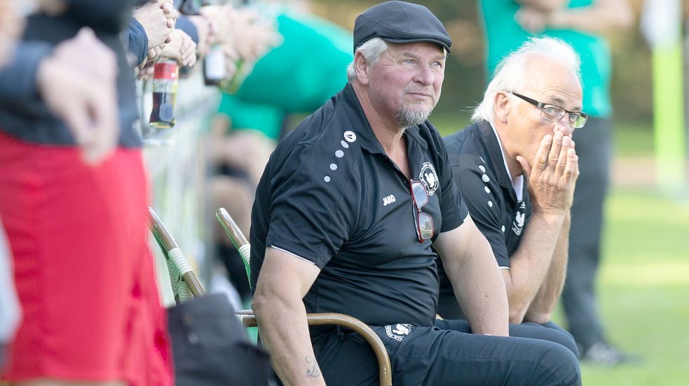 Jürgen Zimmermann und Detlef Nietsch bilden seit Sommer 2022 das Wiesmoorer Trainer-Duo. Nach dieser Saison hören beide auf. Foto: Doden, Emden