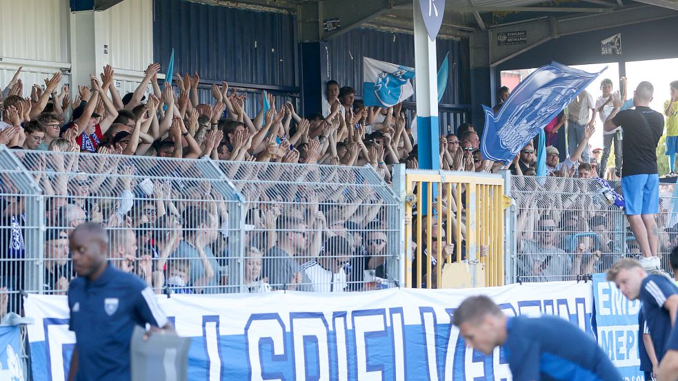 Im ersten Heimspiel der Saison begrüßten die Emder gegen den SV Meppen 6200 Fans im Ostfrieslandstadion. Vermutlich wird diese Zahl auch die Rekordkulisse für diese Meisterschaftssaison bleiben. Archivfotos: Doden/Emden