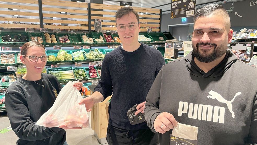 Nicole Kramer ist Nachhaltigkeitsbeauftragte im Markt von Dennis Mahmood (rechts). Hilfe und Beratung gab Christian von Hollen. Foto: Nording