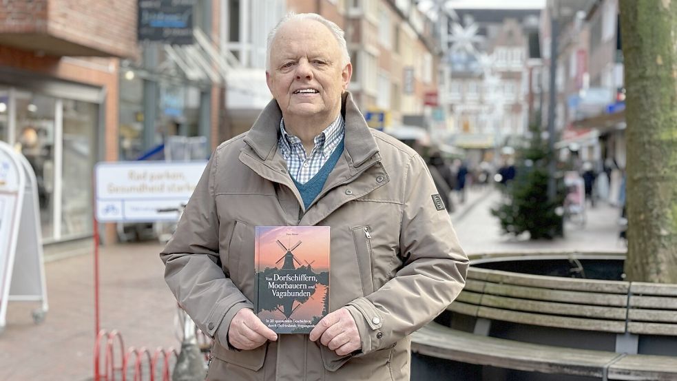 Der Emder Theo Meyer hält sein neues Buch „Von Dorfschiffern, Moorbauern und Vagabunden“ in der Hand. Foto: Hanssen