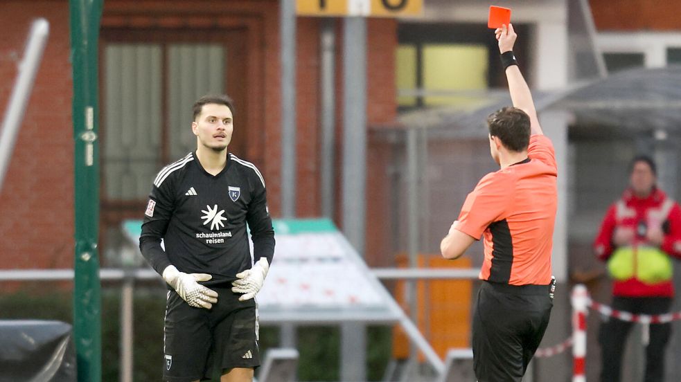 Der negative Höhepunkt eines unglücklichen Tages für Kickers: Torwart Isaak Djokovic sah kurz vor Schluss für ein Handspiel außerhalb des Strafraums die Rote Karte. Fotos: Doden, Emden