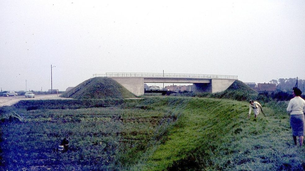 Brücke als Aussichtsturm: Auf die neue Wachthauser Tille führte seinerzeit eine Holztreppe. Foto: Archiv Dietrich Janßen