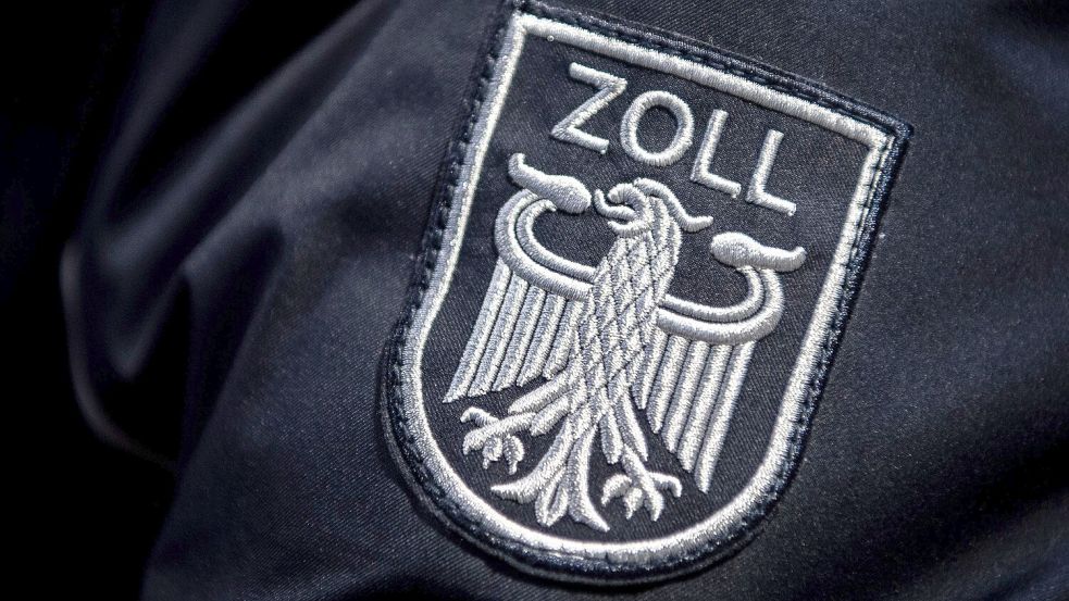 Das Zoll-Abzeichen auf der Uniform eines Beamten. Foto: Schuldt/DPA