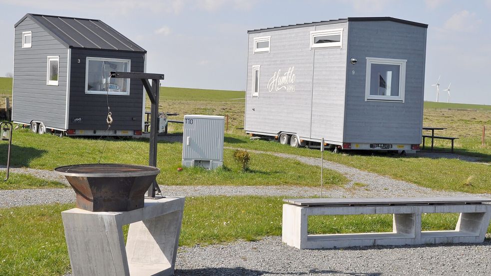 In den Camps, die Andreas Smidt und sein Geschäftspartner Christian Pree errichten, gibt es wie hier in Harlesiel neben den Tiny Houses auch zentrale Treffpunkte, an deren gegrillt, gechillt oder geklönt werden kann. Foto: Archiv/Ullrich