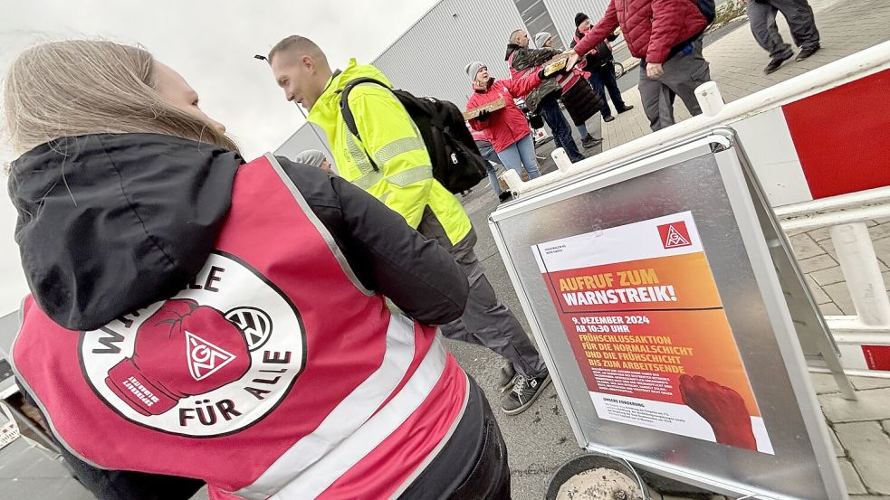 Montagmorgen am Tor zu Halle 20: Mitglieder der IG Metall verteilen Stollen-Konfekt an Tausende streikende VW-Werker in Emden. Foto: Ortgies