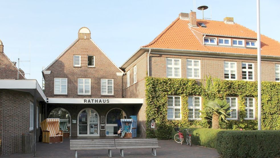 Das Langeooger Rathaus liegt mitten im Ort. Foto: Oltmanns