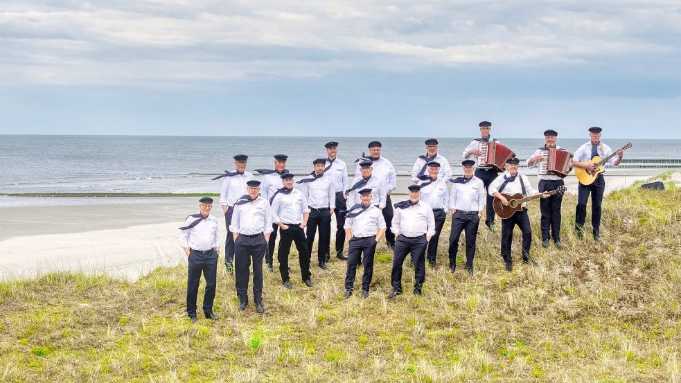 Das Foto zeigt die Döntje-Singers Norderney (von links): Johann Rosenboom, Frank Hinrichs, Uwe Rosenboom, Bent Rass, Sven Heiden, Sascha Heiden, Tobias Germer, Eilt Wessels, Frank Sauerberg, Andreas Morgenstern, Jörn Namuth, Martin Pohl, Gerhard Kleemann, André Ebbighausen, Harald Deckena, Wolfgang Visser, Gerd Kleemann und Ralf Temme. Nicht auf dem Foto sind Heye Bakker und Menno Ufen. Foto: Martin Pohl