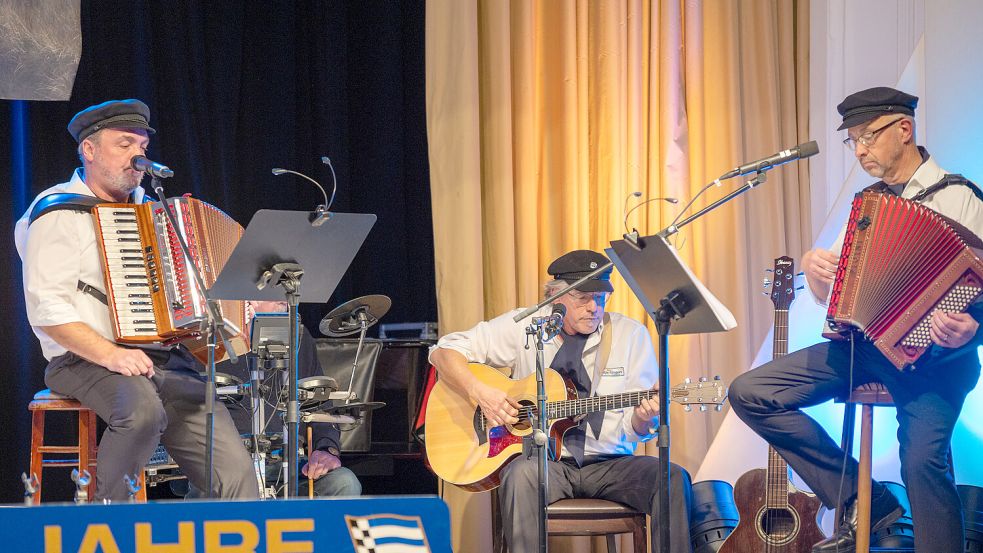 Gerd Kleemann (von links), Wolfgang Visser und André Ebbighausen bei einem Auftritt. Foto: Martin Pohl