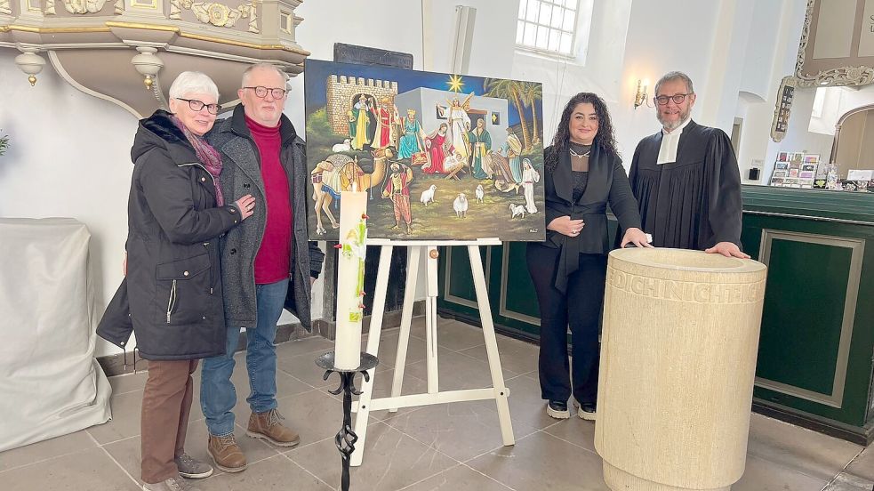 Die Initiatoren Gabi Evers (von links) und Manfred Evers, Künstlerin Helda Kutish und Pastor Hartmut Lübben freuen sich über die gelungene Versteigerung des Krippenbildes in der Greetsieler Kirche. Foto: Kirchengemeinde