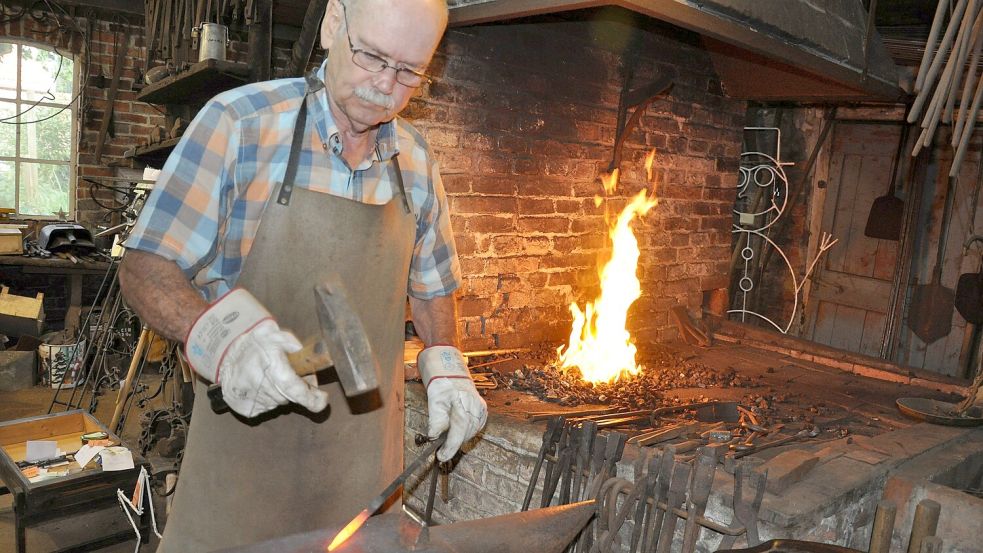 In der Schmiede Striek in Ostgroßefehn wurde fleißig für den Aktionstag gearbeitet. Archivfoto: Ullrich