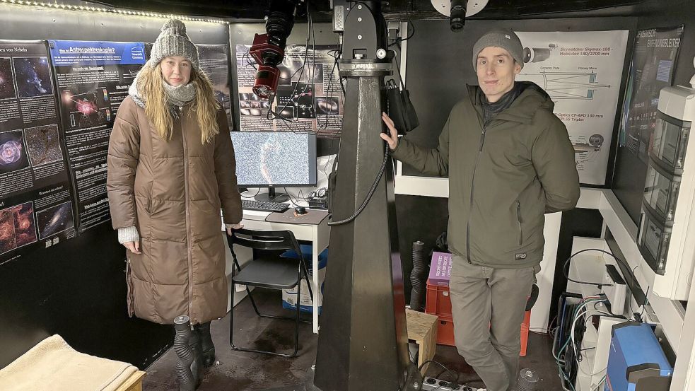 Delia Gauk und Jona Schrader gehören zu den Studenten, die ihr Wissen über das Weltall derzeit im Tiny Observatorium in Visquard weitergeben. Foto: Weiden