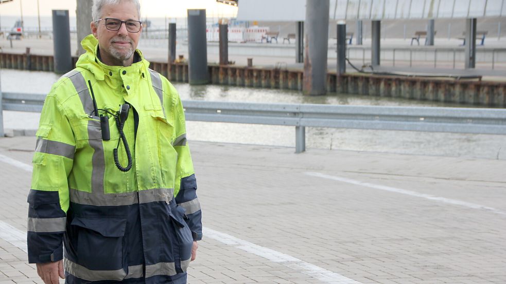 Stefan Neuhäuser steht vor dem Borkumer Hafenbecken. Fotos: Ferber