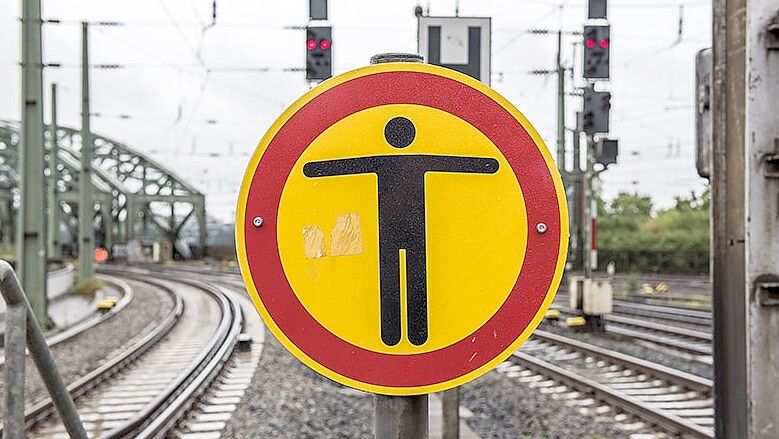 Ein Unbekannter soll auf dem Schienenkopf gesessen und seine Beine auf die Bahnschwellen gelegt haben. Foto: Bundespolizeiinspektion Bremen