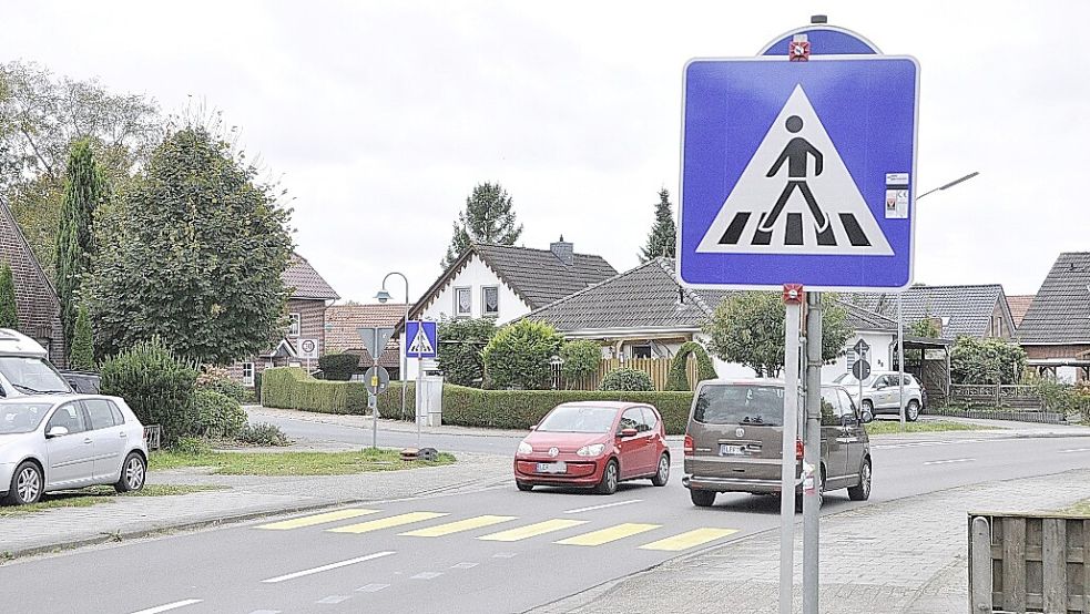 Die gelben, provisorischen Zebrastreifen in Weener werden wieder verschwinden. Für eine dauerhafte Einrichtung eines Fußgängerüberwegs reichten auf der Graf-Edzard-Straße und auf der Katzenburger Straße die Querungszahlen nicht aus. Foto: Wolters/Archiv