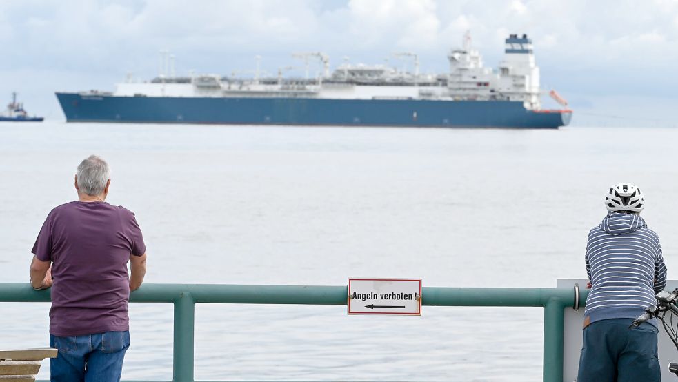 Das LNG-Terminal „Hoegh Esperanza“ liegt vor Wilhelmshaven und ist auch vom benachbarten Küstenörtchen Hooksiel aus zu beobachten. Foto: Oltmanns