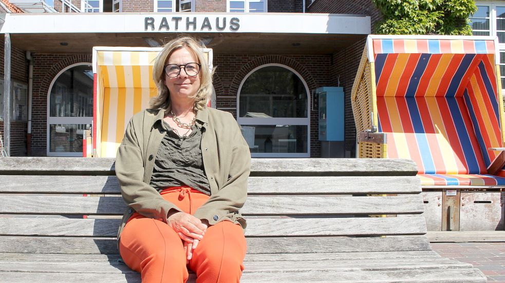 Bürgermeisterin Heike Horn im Sommer 2024 vor dem Rathaus auf Langeoog. Foto: Oltmanns