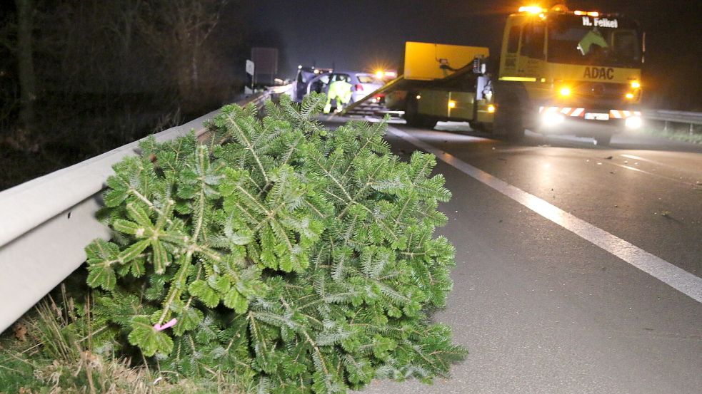 Die Polizei war wegen eines Unfalls auf der A 28 in Leer im Einsatz. Bei dem Unfall wurden Weihnachtsbäume auf der Fahrbahn verteilt. Foto: Loger