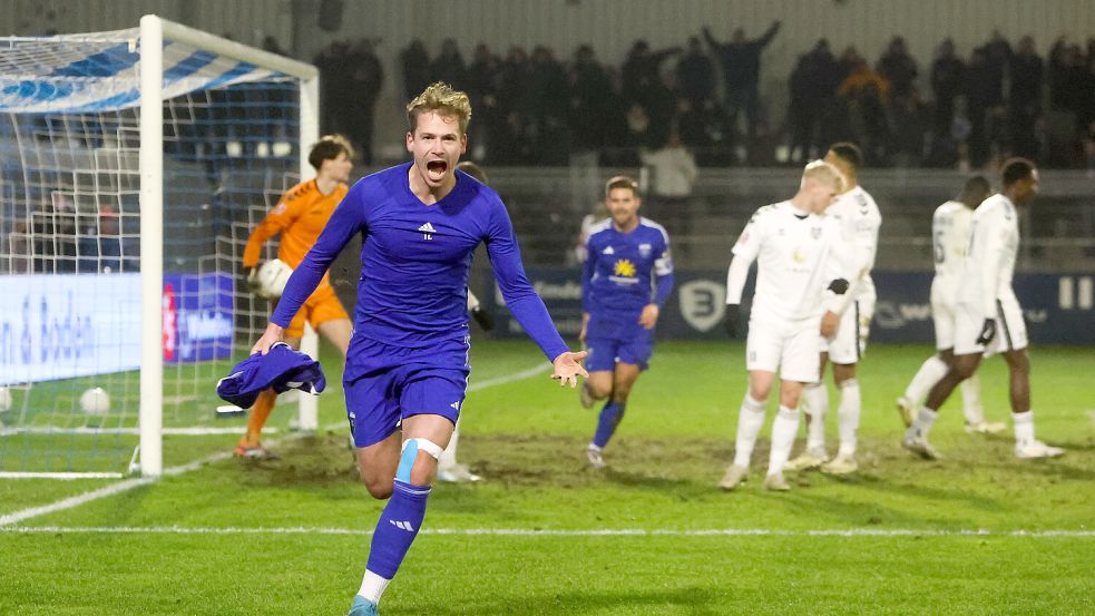 Die Gelbe Karte fürs Trikotausziehen war David Schiller nach seinem 3:2 ziemlich egal. Nach dem Happy End der Aufholjagd war der Jubel groß. Foto: Doden/Emden