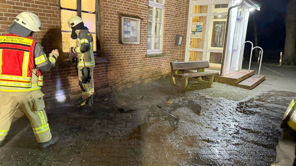 Die Bank aus Kunststoff brannte vollständig ab. Foto: Feuerwehr West-Mittegroßefehn/Ulbargen