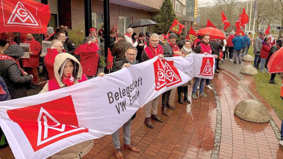 VW Emden zeigt Flagge: mit auf dem Foto hinter der großen Banderole auch der Emder Betriebsratschef Manfred Wulff (zweiter von links) und die Emder IG-Metall-Geschäftsführerin Franka Helmerichs (zweite von rechts). Foto: IG Metall Emden