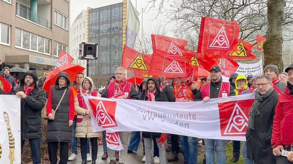 Mit der Streikbereitschaft der Kollegen ist es am Dienstagmorgen in den zweiten Tag der VW-Tarifverhandlungen gegangen: Am Montag waren 10 bis 15 Emder Kollegen vor Ort, um für den Erhalt aller Standorte zu demonstrieren. Foto: IG Metall Emden