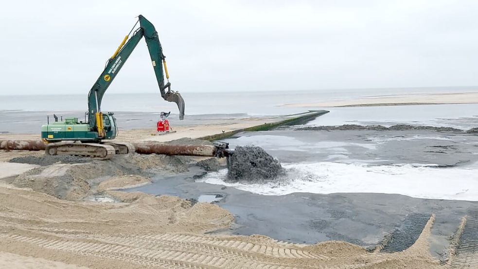 Bei den Arbeiten kam auch ein Bagger zum Einsatz. Foto: WSA Nordsee-Ems