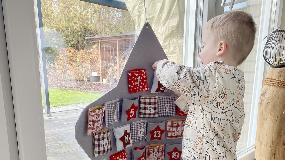 Lena Löwens Sohn hat einen Adventskalender von seinen Urgroßeltern bekommen. Foto: Löwen