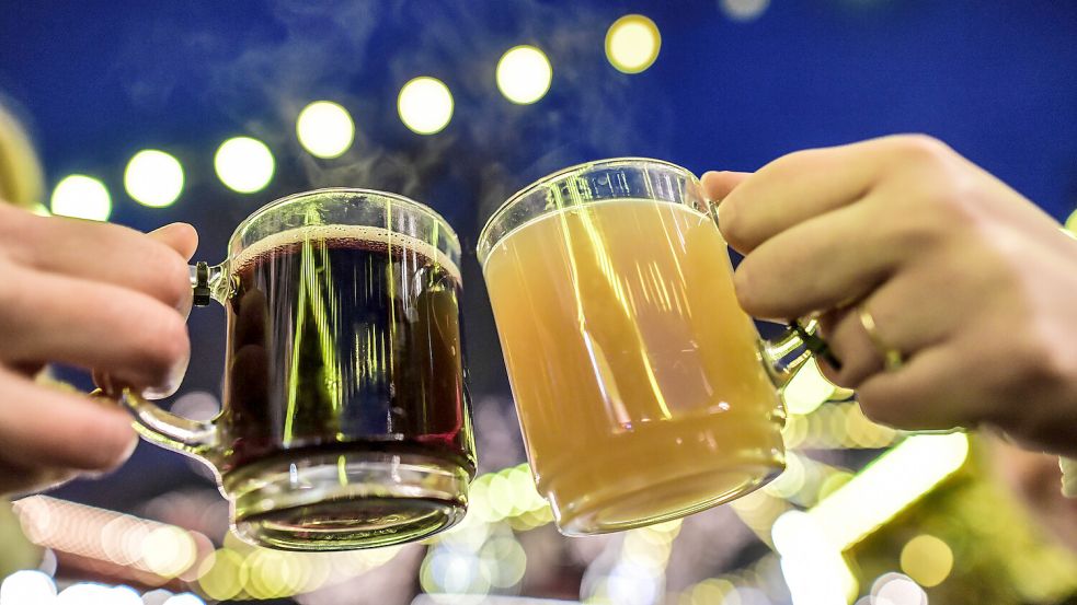 Mit Glühwein oder auch Getränken ohne Alkohol kann man an diesem Wochenende auf vielen Märkten anstoßen. Foto: Ortgies