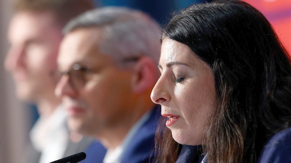 Geschafft: Daniela Cavallo für den Gesamtbetriebsrat und Thorsten Gröger für die IG Metall haben den Kompromiss mit dem VW-Vorstand errungen. Foto: Frankenberg/DPA