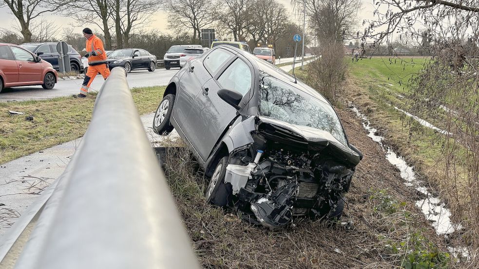 Ein Unfallwagen landete am Straßenrand. Foto: Lasse Paulsen