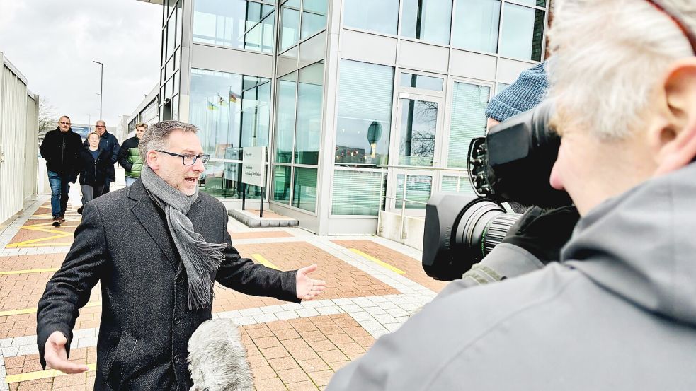 „Wir müssen jetzt echt ’ne Schippe drauflegen“: Betriebsratschef Manfred Wulff vor dem Werkstor von VW Emden. Fotos: Ortgies